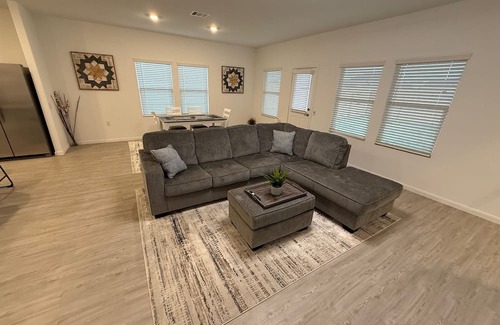 Southside Casa | Extremely Clean 3 bedroom house with AC & WiFi in San Antonio close to downtown!