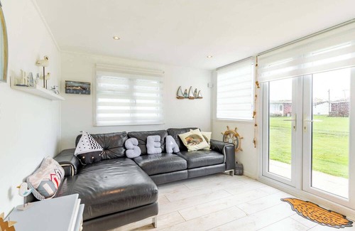 Mundesley Chalet De Esquí | Host & Stay | The Happy Hedgehog