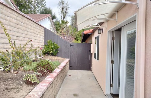Agoura Hills Apartamento | Furnished modern in-law studio in peaceful Agoura Hills