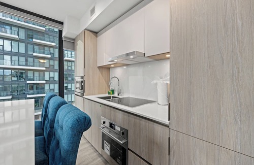 Old Town Apartamento | Modern Condo by Dundas Sq, 3BDR/2BTH & City Views