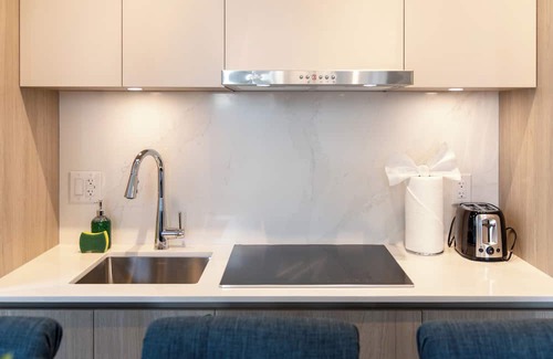 Old Town Apartamento | Modern Condo by Dundas Sq, 3BDR/2BTH & City Views