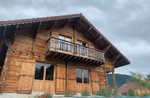 Chaparon Chalet De Esquí | Between lake and mountains Chalet 136 m2 + maisonnette 36 m2/ swimming pool / jacuzzi