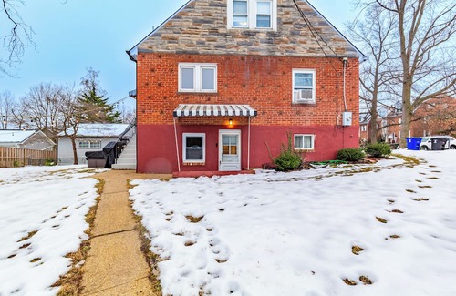 Bluemont Casa | Chic Stay With Jacuzzi, Firepit, Board Games in Central Ballston/DC area