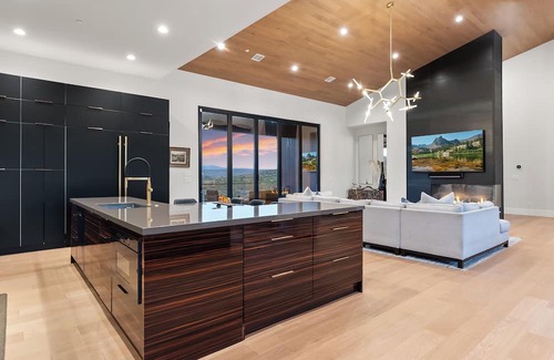 The Preserve Casa | Spacious 6-bedroom house Comes with House Manager /Driver 8:30am - 8:30 pm.