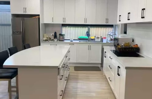 Springvale Casa | 3-bedrooms in a shared house-like 5 star hotel in amazing Springvale centre.