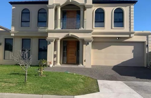 Springvale Casa | 3-bedrooms in a shared house-like 5 star hotel in amazing Springvale centre.