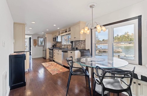 Elizabethtown-Kitley Cabaña | Luxury Waterfront Residence in exclusive Lily Bay (seasonal discount)