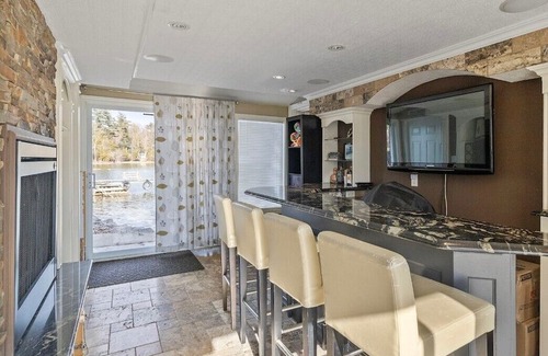 Elizabethtown-Kitley Cabaña | Luxury Waterfront Residence in exclusive Lily Bay (seasonal discount)