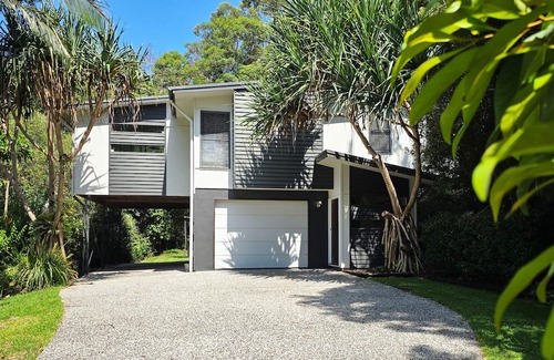 Sunshine Coast Casa | Split level multi-family tropical beach house