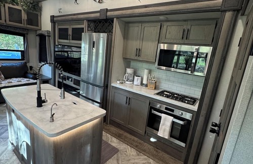 Pierson Alquiler De RV | Cozy campground in charming Pierson with AC, WiFi