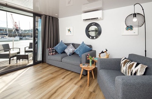 St. Helier Alquiler De Eote | The Shells floating luxury apartments in St Helier Marina - a unique experience!