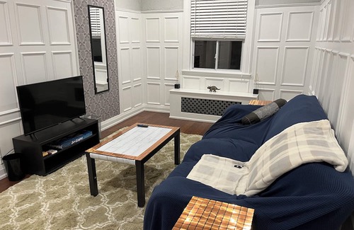 Koreatown Casa | Central charming home for up to 8, 5 mins to subway!