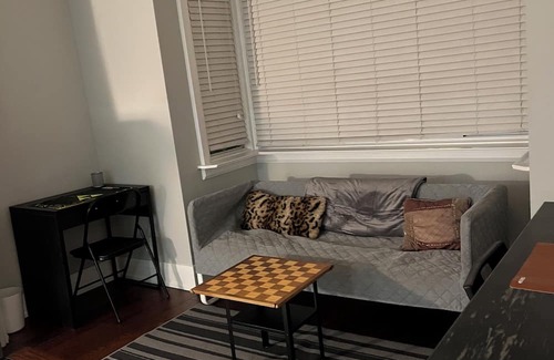 Koreatown Casa | Central charming home for up to 8, 5 mins to subway!