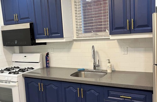 Koreatown Casa | Central charming home for up to 8, 5 mins to subway!