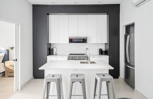 Latin Quarter Apartamento | Chic/Bright 1 Bed + Parking