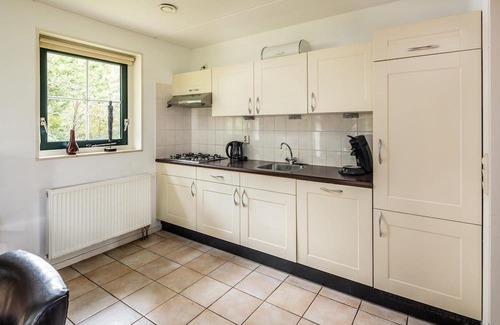 Hooghalen Casa | Detached holiday home with alcove bed, perfect for families.