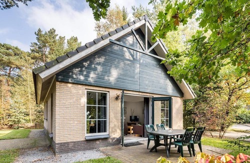 Hooghalen Casa | Detached holiday home with alcove bed, perfect for families.