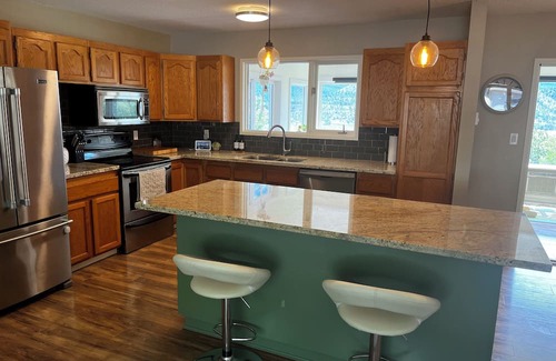 Lillooet Casa | Cozy house w/hottub. Views of Fraser river and mountains. Family friendly