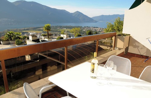 Orselina Apartamento | Large apartment on the 1st floor for 1-2 persons.