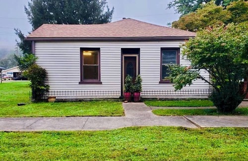 Vevay Casa | "The Little House on Pike"nCharming 2-bedroom house in wonderful Vevay.