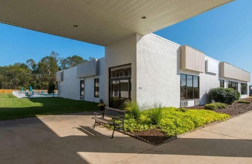 Hamilton Casa | Pet-Friendly Room: Enjoy Your Stay with Outdoor Pool and Free Parking