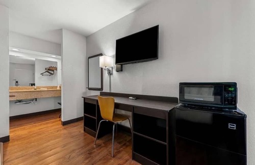 Hamilton Casa | Pet-Friendly Room: Enjoy Your Stay with Outdoor Pool and Free Parking