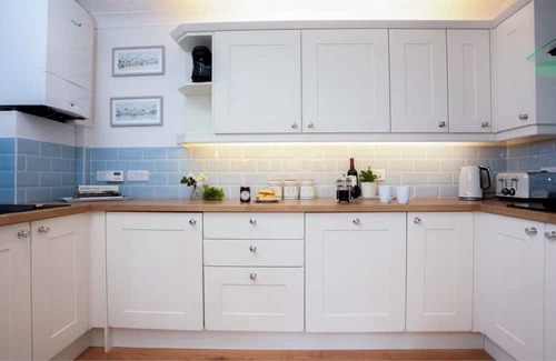 Babbacombe Apartamento | Chic Torquay Two Bed Two Bath Apartment w/ Parking Close To Beach & Restaurants