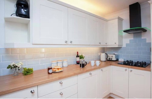 Babbacombe Apartamento | Chic Torquay Two Bed Two Bath Apartment w/ Parking Close To Beach & Restaurants