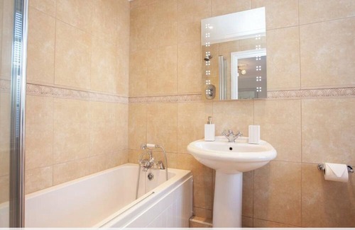 Babbacombe Apartamento | Chic Torquay Two Bed Two Bath Apartment w/ Parking Close To Beach & Restaurants