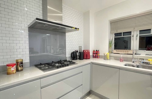Surbiton Hill Casa | Surbiton House for 6, near Station, free parking