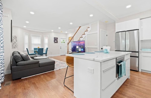 Allston Casa | Luxe 3BD 2BA apt close to Downtown w Free Parking!