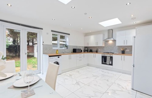 Little Holland Casa | Elegant 3 Bed Haven in Dartford