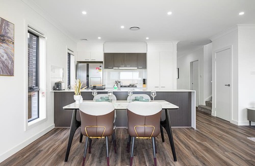 Leppington Casa | Leppington 5Br house near Woolworths/Tran station