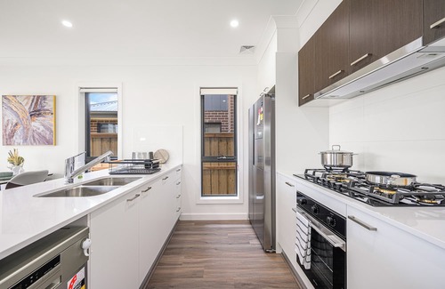 Leppington Casa | Leppington 5Br house near Woolworths/Tran station