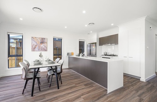 Leppington Casa | Leppington 5Br house near Woolworths/Tran station
