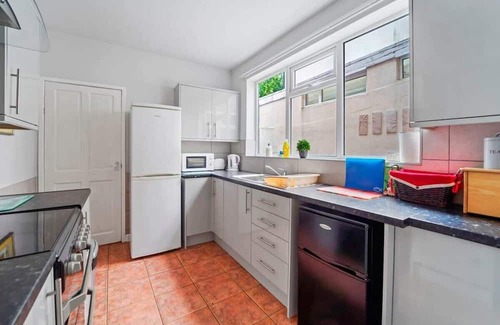 Wolverhampton Casa | 4 Bed Homely Retreat - Wolverhampton