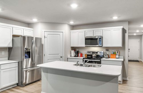 Waukee Casa | 1 Mi to Golf: Quiet Waukee Home w/Fireplace!