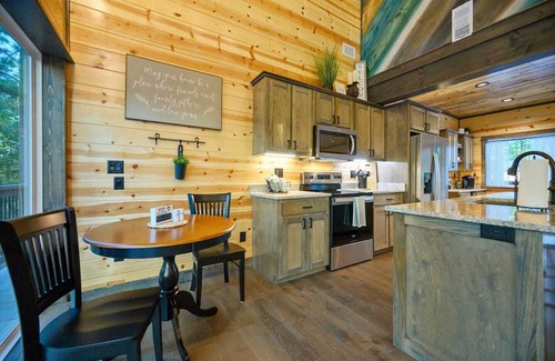 Pickens Cabina | Perfect for families, this new 2-story cabin on 1 acre sleeps 10