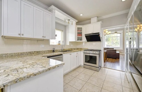 Burnaby Casa | Spacious&Modern Entire House in Central Area