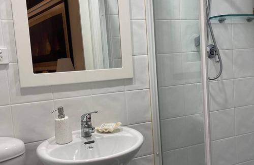 Manly Apartamento | Private Guest Bedroom with ensuite and courtyard