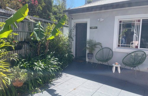Manly Apartamento | Private Guest Bedroom with ensuite and courtyard