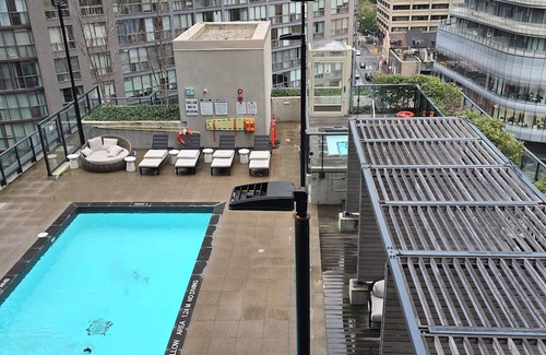 Bay Cloverhill Condominio | Luxury Downtown Condo, Prime Location!