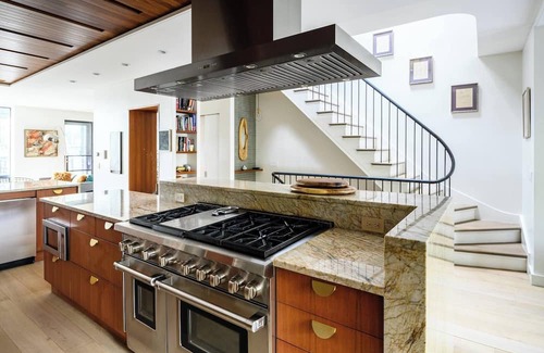 Crown Heights Apartamento | Pacific by Rove Travel | Duplex w/Deck & Backyard