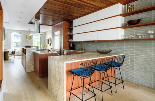 Crown Heights Apartamento | Pacific by Rove Travel | Duplex w/Deck & Backyard