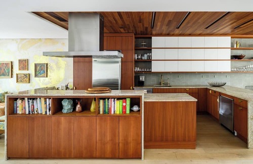Crown Heights Apartamento | Pacific by Rove Travel | Duplex w/Deck & Backyard