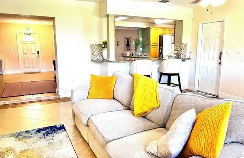 Homestead Casa | Charming 3-bedroom house with WiFi and AC in Homestead