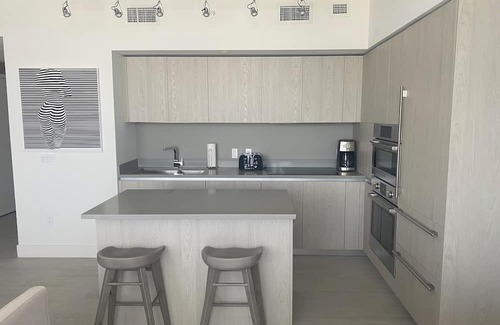Hollywood South Central Beach Apartamento | sleep by the sea on this luxurious unit