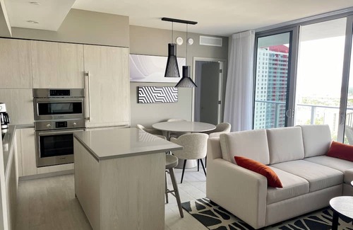 Hollywood South Central Beach Apartamento | sleep by the sea on this luxurious unit