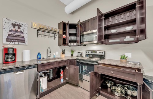 Waldron Casa | Modern & Nice Place in Kansas Free Parking & WiFi Near Airport Very Convenient