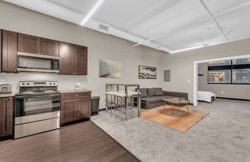 Waldron Casa | Modern & Nice Place in Kansas Free Parking & WiFi Near Airport Very Convenient